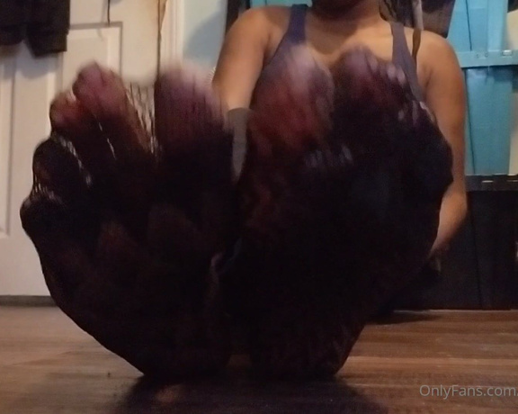 Chocolate Foot Goddess aka cfootgoddessx Foot Fetish - 09-03-2024 OnlyFans Video - Goddess sock toe tease