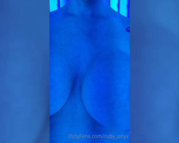 Ruby Onyx aka Ruby_onyx OnlyFans - Thought Id do some squats for you in the sunbed today
