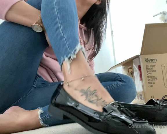 Feetwonders aka Feetwonders OnlyFans - Removal man jerks off to my smelly feet and shoes