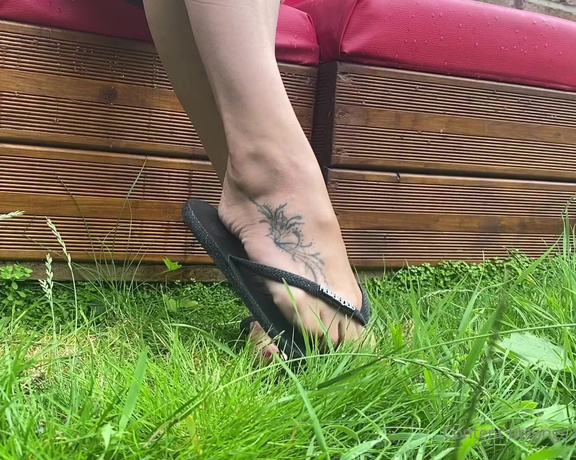 Feetwonders aka Feetwonders OnlyFans - Come closer  dirty (mud) feet and flip flops