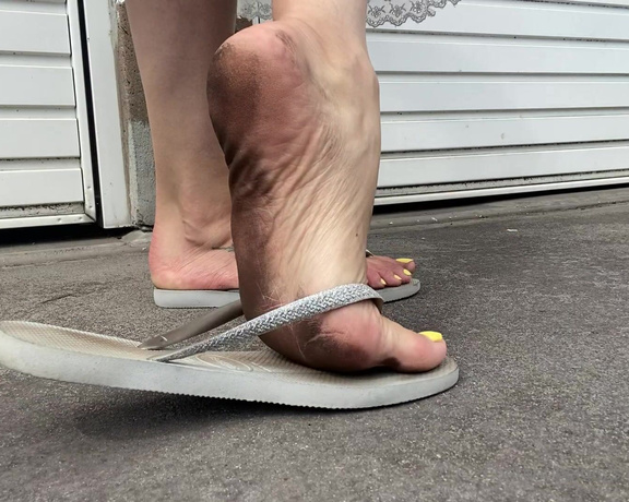 Feetwonders aka Feetwonders OnlyFans - Close up dirty feet in flip flops