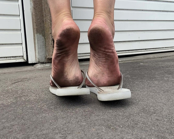 Feetwonders aka Feetwonders OnlyFans - Close up dirty feet in flip flops