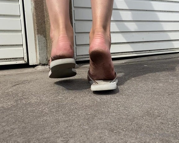 Feetwonders aka Feetwonders OnlyFans - Close up dirty feet in flip flops