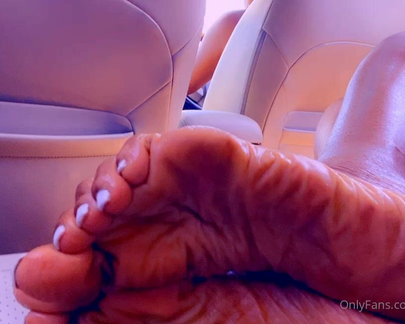 Magical Mesha aka magicalmeesh Foot Fetish - 08-13-2022 OnlyFans Video - Sole Saturnday car rides with Meesh colossal feet  3 parts lol swipe