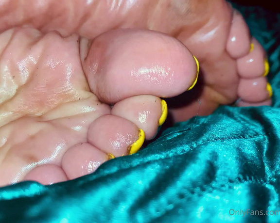 Magical Mesha aka magicalmeesh Foot Fetish - 07-26-2023 OnlyFans Video - In da sheets with Meesh feets  2