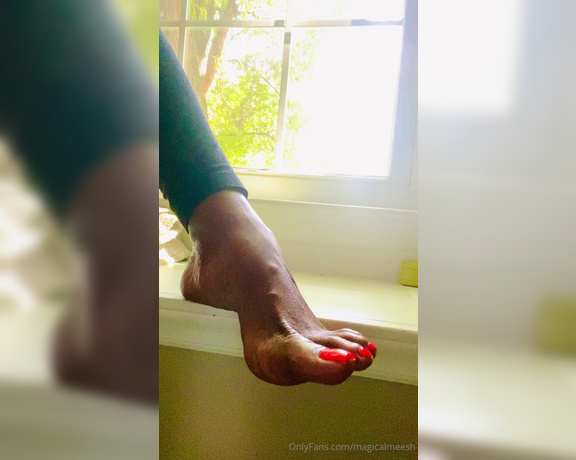 Magical Mesha aka magicalmeesh Foot Fetish - 08-11-2024 OnlyFans Video - Whatd you like more the regular speed or the slow speed version