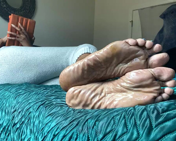 Magical Mesha aka magicalmeesh Foot Fetish - 03-18-2024 OnlyFans Video - Sole relaxation  Music starts at 1600, my apologies I was reading an article