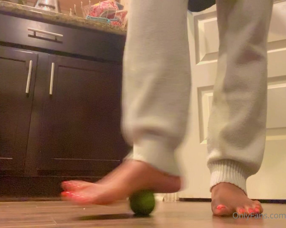 Magical Mesha aka magicalmeesh Foot Fetish - 04-09-2024 OnlyFans Video - Playtime with a lime while we elevate our mind Sole Magic