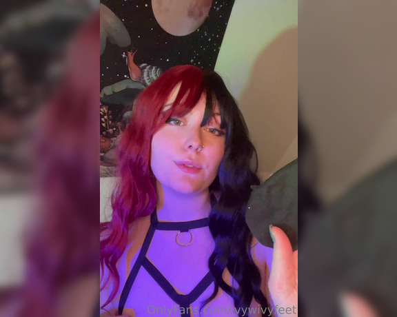 Ivy Aspen aka theivyaspen Findom - 11-11-2022 OnlyFans Video - Force feeding you my socks, do they smell good hahahah 1 minute video