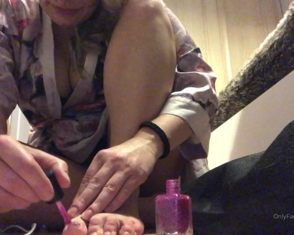 Kaz B aka kazbxx Femdom - 12-15-2019 OnlyFans Video - Heres one for the foot fetishists _ painting my toenails in sparkly pink