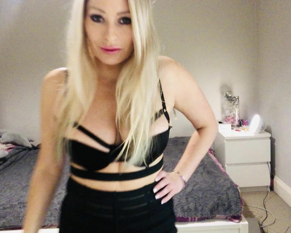 Kaz B aka kazbxx Femdom - 01-14-2020 OnlyFans Video - Facesitting verbal fantasy in Strappy suspender skirt