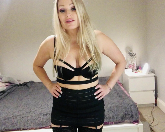 Kaz B aka kazbxx Femdom - 01-14-2020 OnlyFans Video - Facesitting verbal fantasy in Strappy suspender skirt