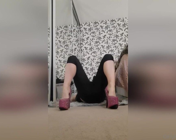 Kaz B aka kazbxx Femdom - 03-25-2021 OnlyFans Video - A few leg exercises to kickstart everything