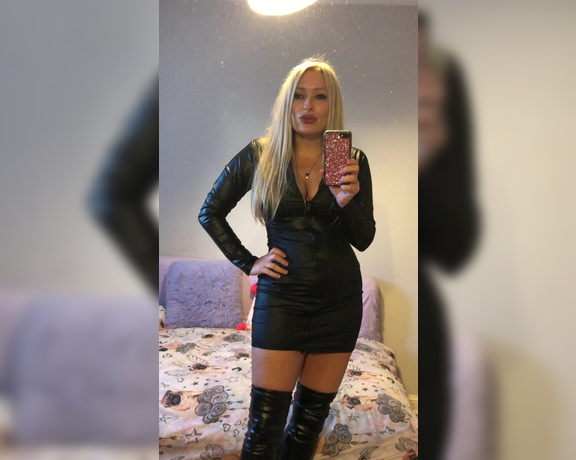 Kaz B aka kazbxx Femdom - 10-02-2019 OnlyFans Video - Waiting for Slave and thought Id do a quick vid to amuse myself