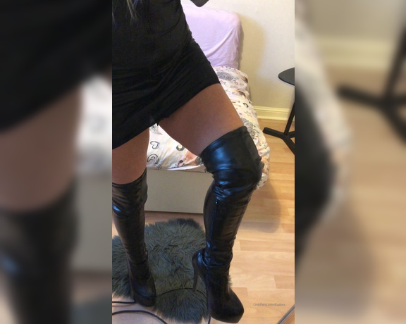 Kaz B aka kazbxx Femdom - 10-02-2019 OnlyFans Video - Waiting for Slave and thought Id do a quick vid to amuse myself