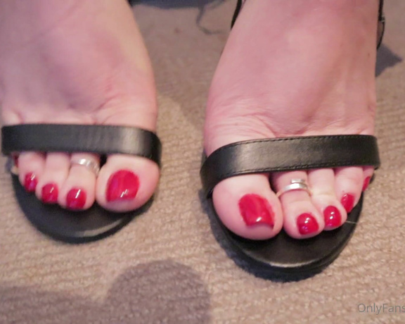 KTP aka keepthemprettyx Foot Fetish - 12-31-2020 OnlyFans Video - Putting on my slutty lace up heels in a red pedi