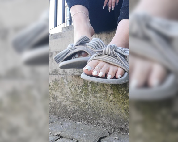 KTP aka keepthemprettyx Foot Fetish - 03-30-2021 OnlyFans Video - Morning toe stretches outside