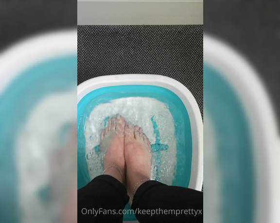 KTP aka keepthemprettyx Foot Fetish - 04-10-2021 OnlyFans Video - Bathing my beautiful feet in a foot spa, whos giving me a foot rub after