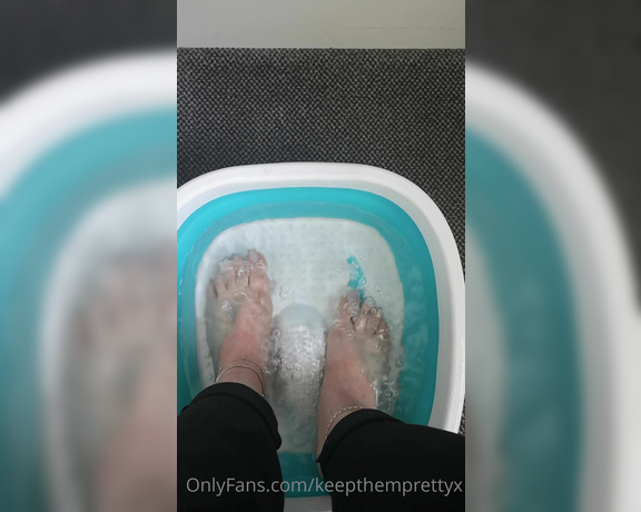 KTP aka keepthemprettyx Foot Fetish - 04-10-2021 OnlyFans Video - Bathing my beautiful feet in a foot spa, whos giving me a foot rub after