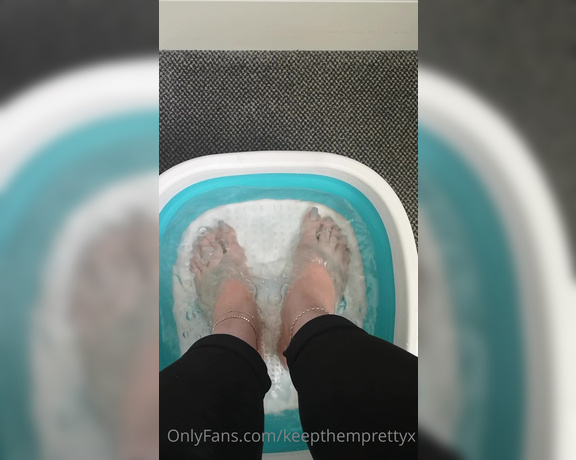 KTP aka keepthemprettyx Foot Fetish - 04-10-2021 OnlyFans Video - Bathing my beautiful feet in a foot spa, whos giving me a foot rub after