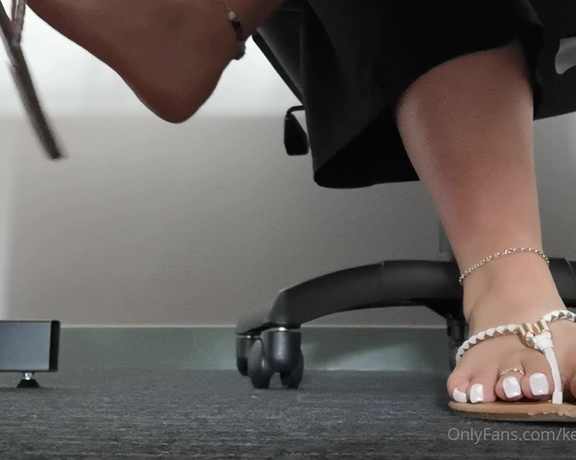 KTP aka keepthemprettyx Foot Fetish - 06-28-2021 OnlyFans Video - The perfect view of my feet under this desk  you could sit and slyly watch