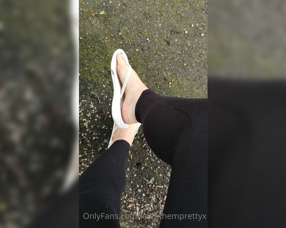 KTP aka keepthemprettyx Foot Fetish - 08-29-2021 OnlyFans Video - Some public flip flop play