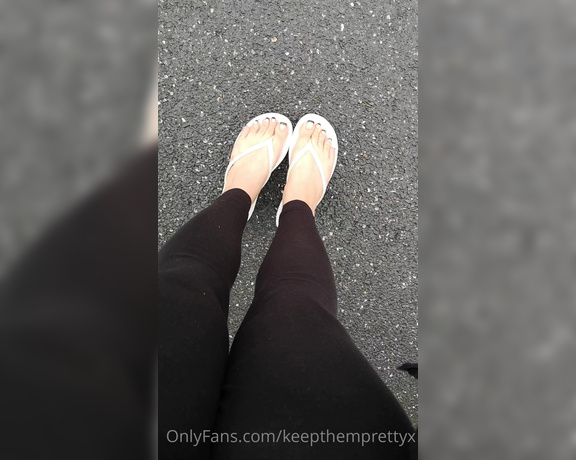 KTP aka keepthemprettyx Foot Fetish - 08-29-2021 OnlyFans Video - Wet grassy and a little bit dirty while walking the pooch