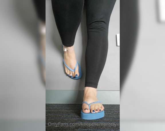 KTP aka keepthemprettyx Foot Fetish - 10-14-2021 OnlyFans Video - Teasing in the office