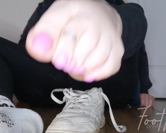 KTP aka keepthemprettyx Foot Fetish - 03-03-2021 OnlyFans Video - Taking off my sweaty socks after a long walk, wiggling my toes right under your nose