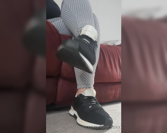 KTP aka keepthemprettyx Foot Fetish - 04-02-2021 OnlyFans Video - I see you watching me as I sit on the sofa, youre locked in to any