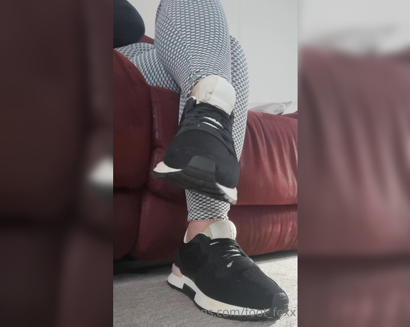 KTP aka keepthemprettyx Foot Fetish - 04-02-2021 OnlyFans Video - I see you watching me as I sit on the sofa, youre locked in to any