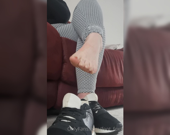 KTP aka keepthemprettyx Foot Fetish - 04-02-2021 OnlyFans Video - I see you watching me as I sit on the sofa, youre locked in to any