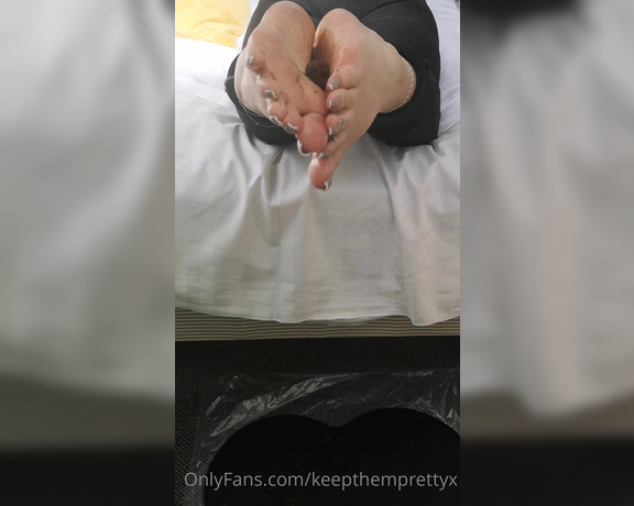 KTP aka keepthemprettyx Foot Fetish - 04-16-2021 OnlyFans Video - A very special person was sent this video on their birthday  who wants to clean