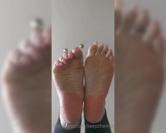 KTP aka keepthemprettyx Foot Fetish - 02-02-2023 OnlyFans Video - Scrunching my soft pink soles for you