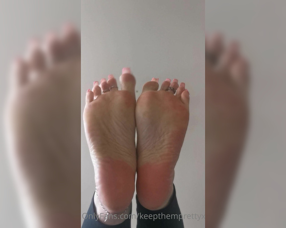 KTP aka keepthemprettyx Foot Fetish - 02-02-2023 OnlyFans Video - Scrunching my soft pink soles for you