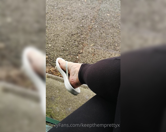 KTP aka keepthemprettyx Foot Fetish - 08-29-2021 OnlyFans Video - Some public flip flop play