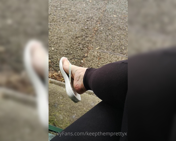 KTP aka keepthemprettyx Foot Fetish - 08-29-2021 OnlyFans Video - Some public flip flop play