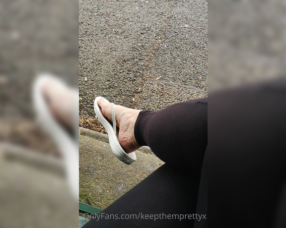 KTP aka keepthemprettyx Foot Fetish - 08-29-2021 OnlyFans Video - Some public flip flop play