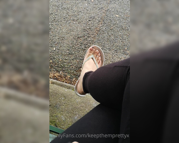 KTP aka keepthemprettyx Foot Fetish - 08-29-2021 OnlyFans Video - Some public flip flop play