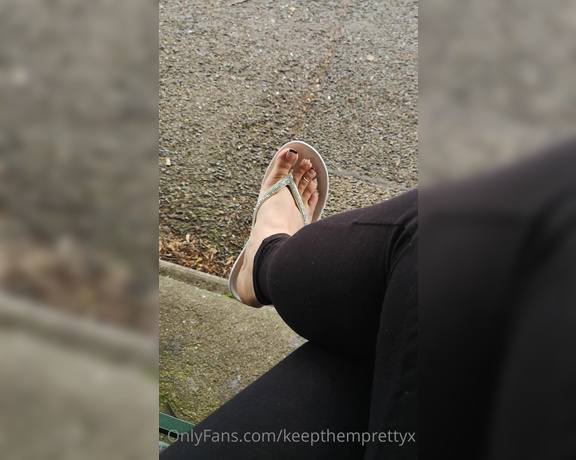 KTP aka keepthemprettyx Foot Fetish - 08-29-2021 OnlyFans Video - Some public flip flop play