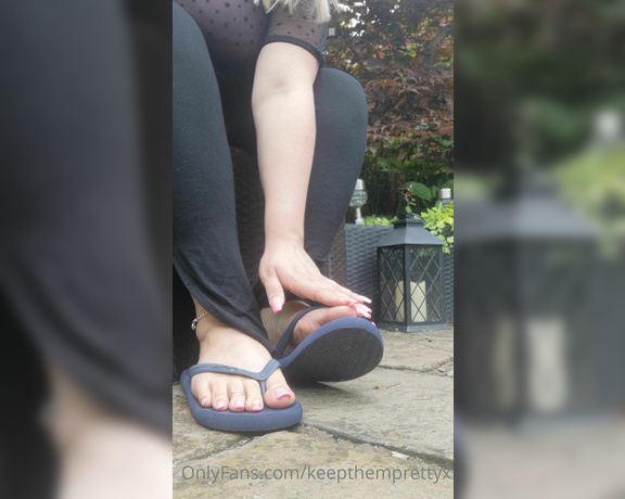 KTP aka keepthemprettyx Foot Fetish - 09-04-2021 OnlyFans Video - Flip flop play  I imagine me noticing you watching my feet so I start to