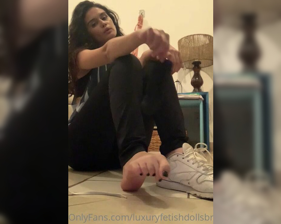 Luxury Fetish Dolls Brazil aka luxuryfetishdollsbrazil Foot Fetish - 10-09-2020 OnlyFans Video - Goddess Helena New model Removing shoes after gym