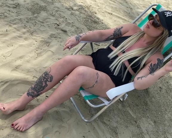 Luxury Fetish Dolls Brazil aka luxuryfetishdollsbrazil Foot Fetish - 01-05-2021 OnlyFans Video - Princess Hello Kitty enjoying her vacation on the beach