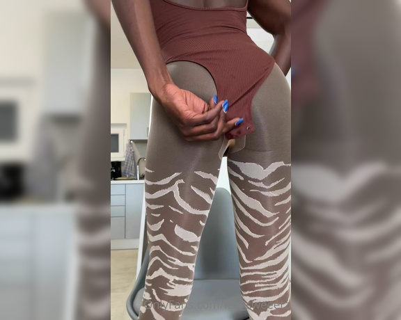 Letisweeetz aka leti_sweeetz Nulons - 08-15-2023 OnlyFans Video - Hi from my vacation  Dont worry i packed some nylons so i can keep making