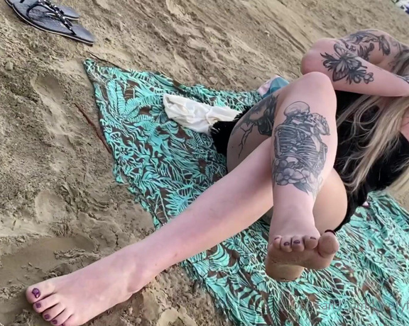 Luxury Fetish Dolls Brazil aka luxuryfetishdollsbrazil Foot Fetish - 01-07-2022 OnlyFans Video - Hello Kitty on the beach