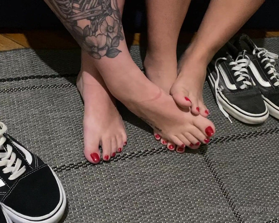 Luxury Fetish Dolls Brazil aka luxuryfetishdollsbrazil Foot Fetish - 04-03-2021 OnlyFans Video - Hello Kitty and Cotton Feet Sweaty feet Showing