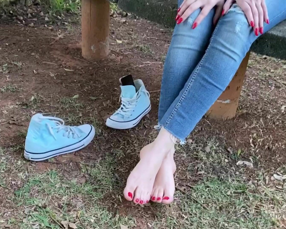 Luxury Fetish Dolls Brazil aka luxuryfetishdollsbrazil Foot Fetish - 10-19-2021 OnlyFans Video - Stinky feet in the park New video coming soon