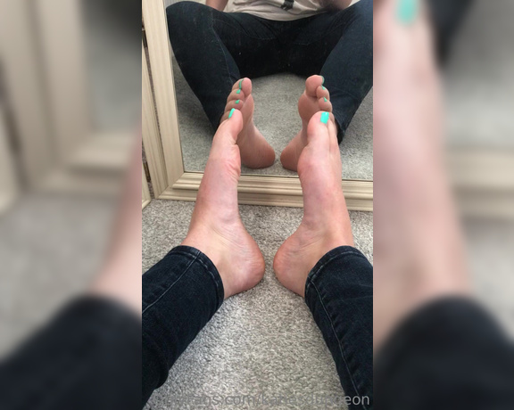 NurseKatiesFeet aka katiesdungeon Foot Fetish - 05-17-2023 OnlyFans Video - Enjoy a mirrored view of my toes which bit is your favourite The wiggling