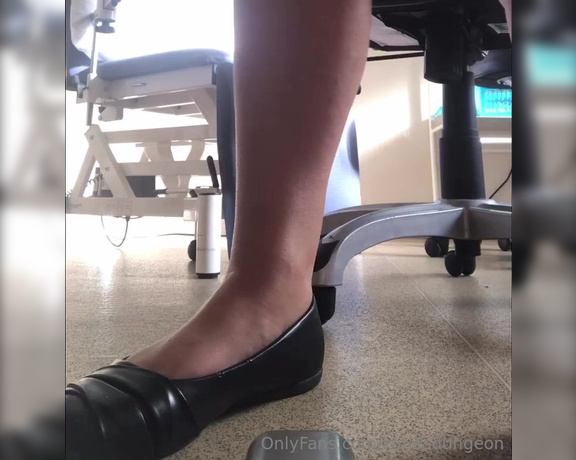 NurseKatiesFeet aka katiesdungeon Foot Fetish - 06-12-2023 OnlyFans Video - Ever wondered how it would feel to be living under my desk Have a peep at