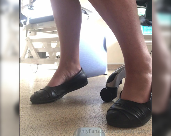 NurseKatiesFeet aka katiesdungeon Foot Fetish - 06-12-2023 OnlyFans Video - Ever wondered how it would feel to be living under my desk Have a peep at